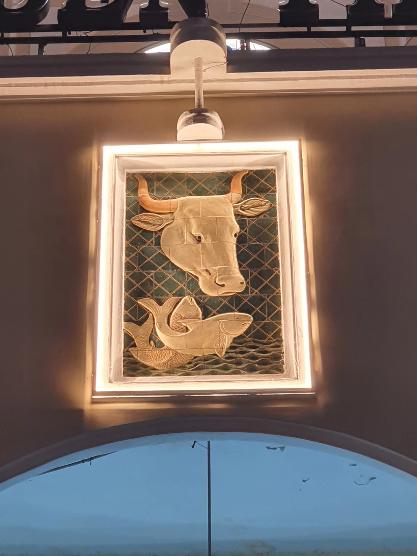 Dưới ánh đèn led phù điêu hình bò và cá thêm sống động Dưới ánh đèn led phù điêu hình bò và cá thêm sống động