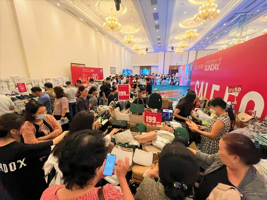 Loạt hàng hiệu khuyến mãi khủng, có mặt hàng giảm 90% ảnh 4 Loạt hàng hiệu khuyến mãi khủng, có mặt hàng giảm 90% ảnh 4