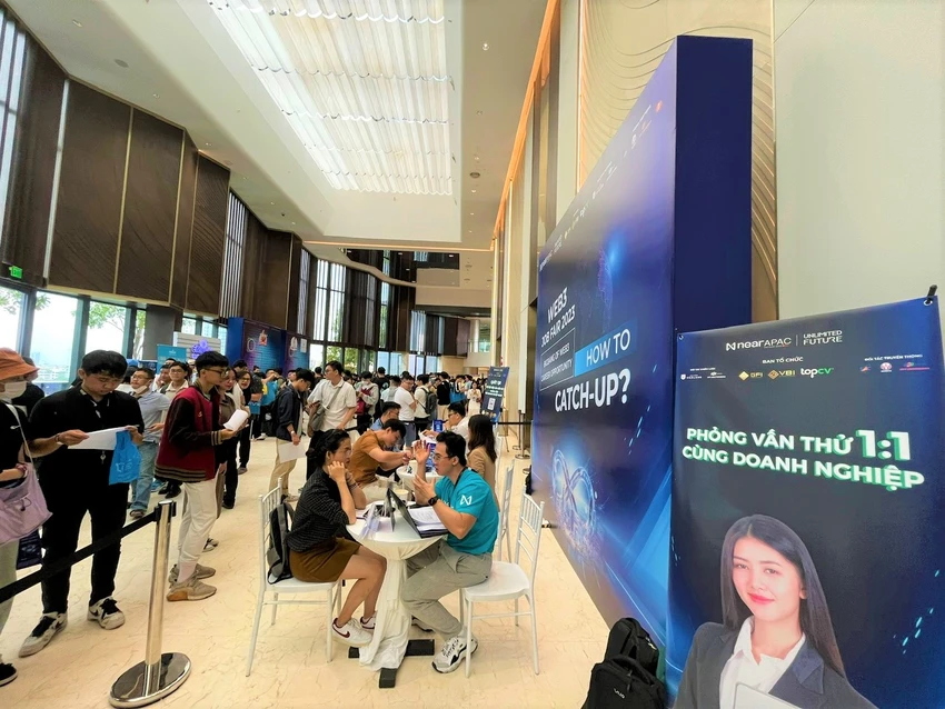 Tại triển lãm có các hoạt động hỗ trợ cho những người trẻ viết CV, trải nghiệm phỏng vấn thử khi xin việc