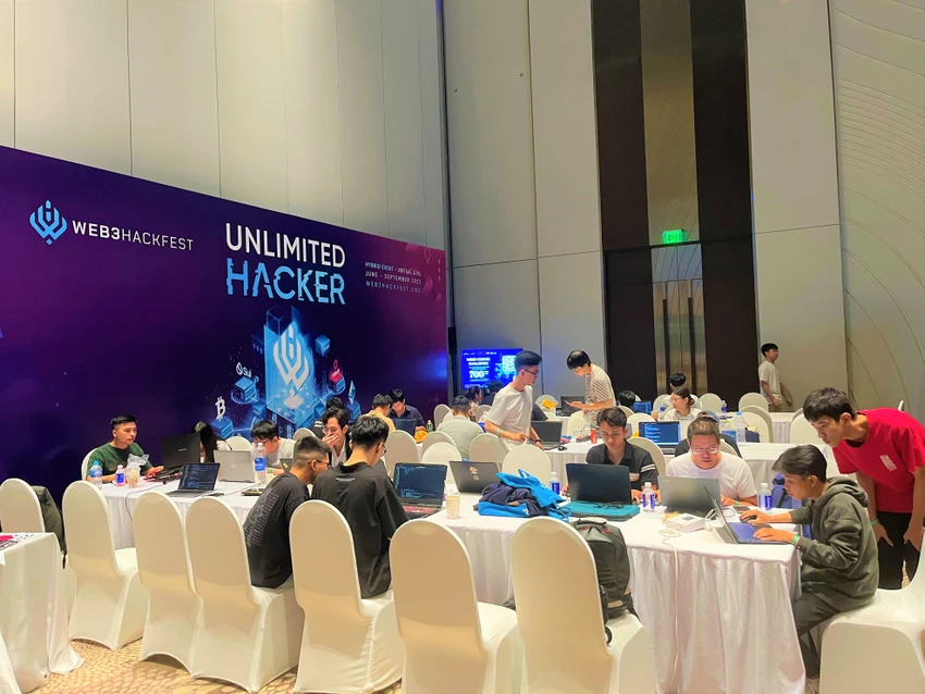 Bên lề hội nghị sinh viên tham gia cuộc thi hackathon& Code Challenge với giải thưởng 2,7 tỉ đồng. Ảnh: TÚ UYÊN Bên lề hội nghị sinh viên tham gia cuộc thi hackathon& Code Challenge với giải thưởng 2,7 tỉ đồng. Ảnh: TÚ UYÊN