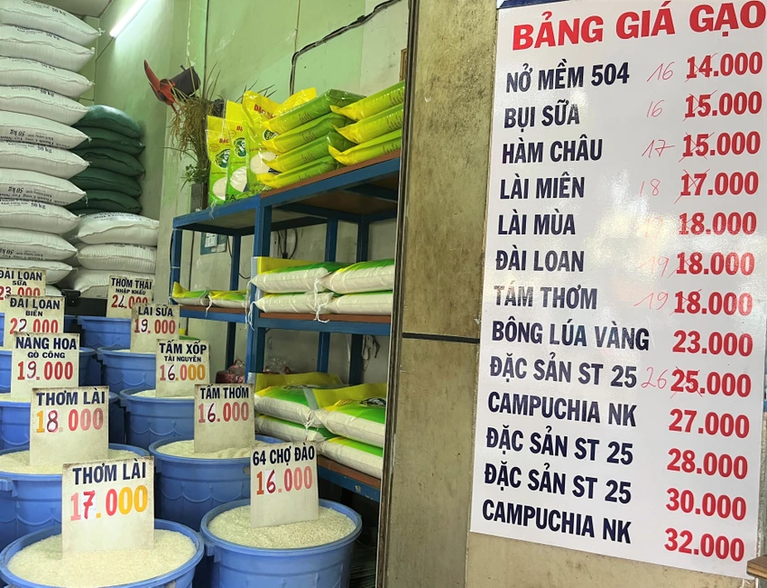 Những ngày cuối tháng 7 đầu tháng 8, một số mặt hàng gạo tăng giá. Ảnh: TÚ UYÊN Những ngày cuối tháng 7 đầu tháng 8, một số mặt hàng gạo tăng giá. Ảnh: TÚ UYÊN