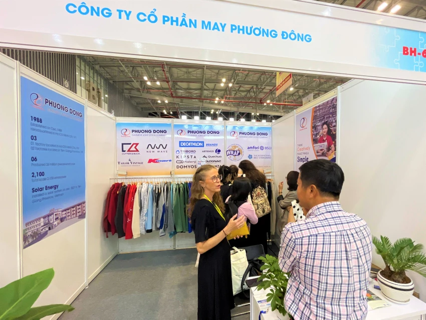 Doanh nghiệp may mặc Việt Nam được khách hàng quan tâm trao đổi thông tin tại sự kiện. Ảnh: TÚ UYÊN Doanh nghiệp may mặc Việt Nam được khách hàng quan tâm trao đổi thông tin tại sự kiện. Ảnh: TÚ UYÊN