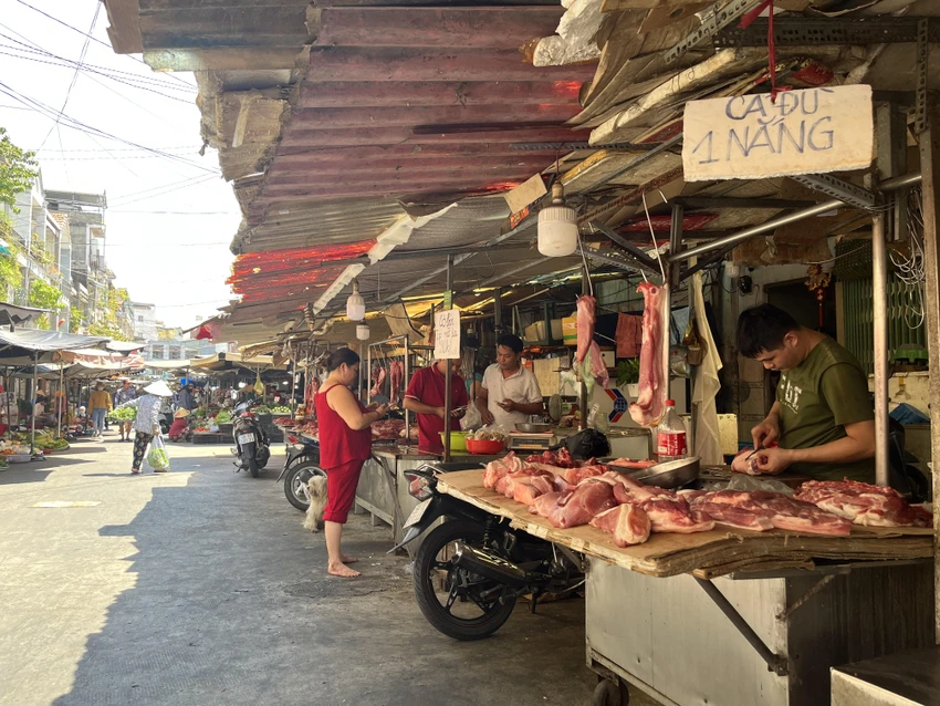Vắng khách đi chợ sau Tết. ẢNH: TÚ UYÊN