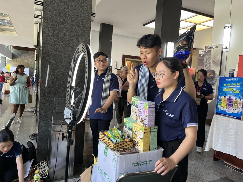 Trung-Quoc-livestream.jpg