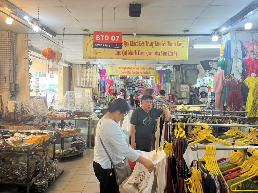 Du khách mua sắm tại chợ Bến Thành. Ảnh: TÚ UYÊN
