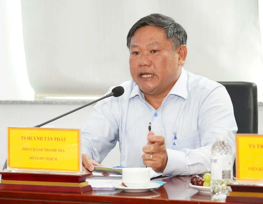 TS Huỳnh Tấn Phát chia sẻ thông tin tại tọa đàm. Ảnh: THUẬN VĂN