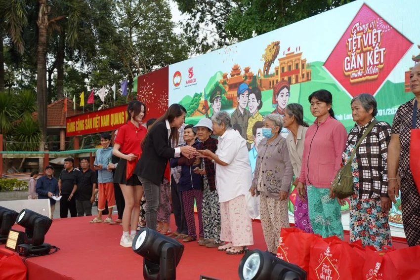 900 phần quà