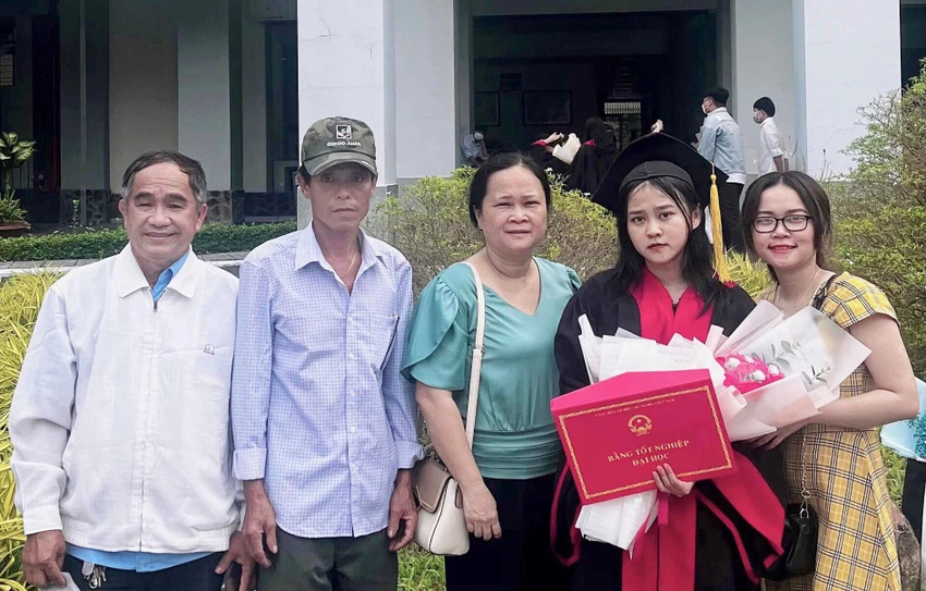 Ngày diễn ra lễ nhận bằng Kim Thy đã mời bố mẹ, chị gái và cậu cùng đến trường chứng kiến giây phút hạnh phúc của mình. Ảnh: NVCC