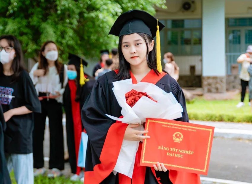 Kim Thy cho biết, bản thân rất hạnh phúc vì đã gặt hái được thành quả ngọt ngào, khiến cho bố mẹ tự hào về những điều họ dành cho con gái. Ảnh: NVCC
