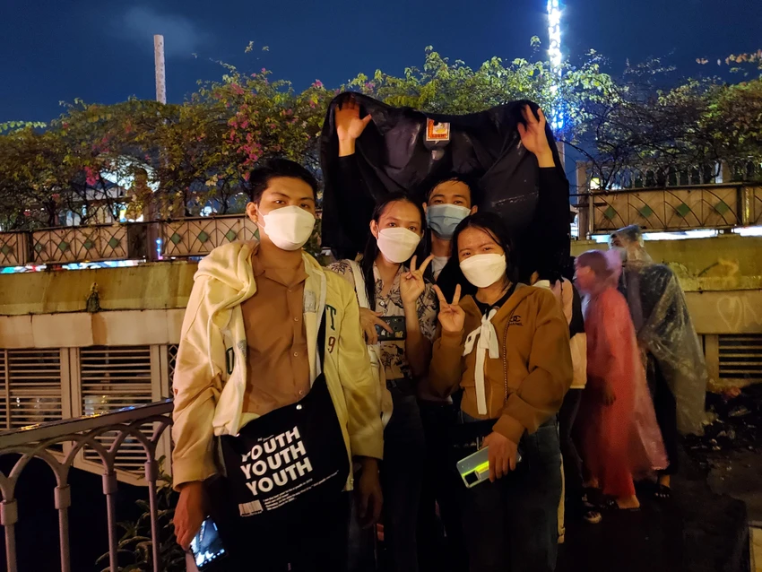 Mặc dù tối cùng ngày TP.HCM xuất hiện mưa nặng hạt, tuy nhiên lượng người đến tham dự khá đông, đặc biệt là các bạn trẻ. Mặc dù tối cùng ngày TP.HCM xuất hiện mưa nặng hạt, tuy nhiên lượng người đến tham dự khá đông, đặc biệt là các bạn trẻ.