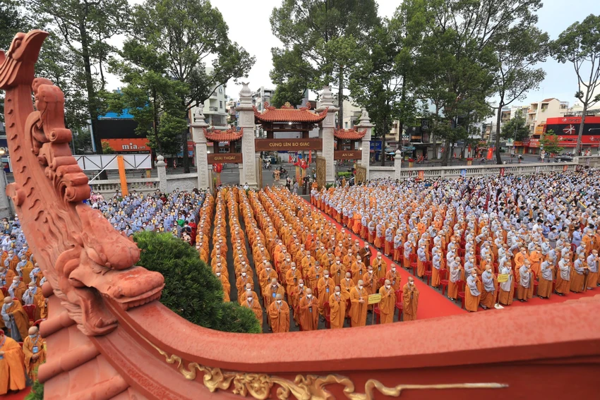 Hàng ngàn Tăng, Ni, Phật tử có mặt trong ngày Đại lễ Phật Đản 2022.