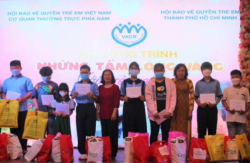 Các em học sinh có hòa cảnh đặc biệt được nhận học bổng của chương trình. Ảnh: TÚ NGÂN.
