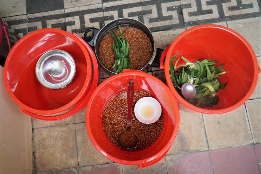 Vật dụng nấu chè được cô Huyền huy động từ các GV trong trường, ai có gì mang đó. Ảnh: BẢO PHƯƠNG. Vật dụng nấu chè được cô Huyền huy động từ các GV trong trường, ai có gì mang đó. Ảnh: BẢO PHƯƠNG.