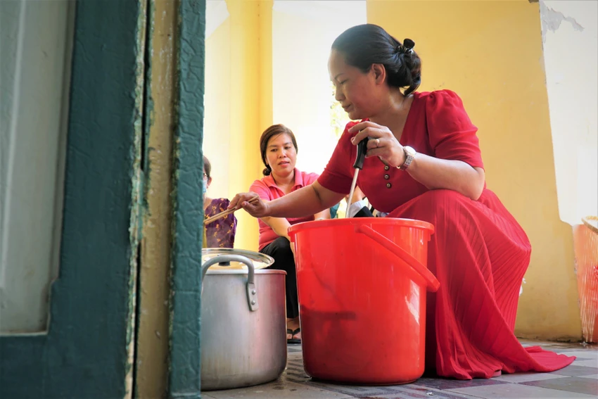 Cô Chung Thanh Huyền đang kiểm tra độ chín của đậu đỏ. Ảnh: BẢO PHƯƠNG Cô Chung Thanh Huyền đang kiểm tra độ chín của đậu đỏ. Ảnh: BẢO PHƯƠNG