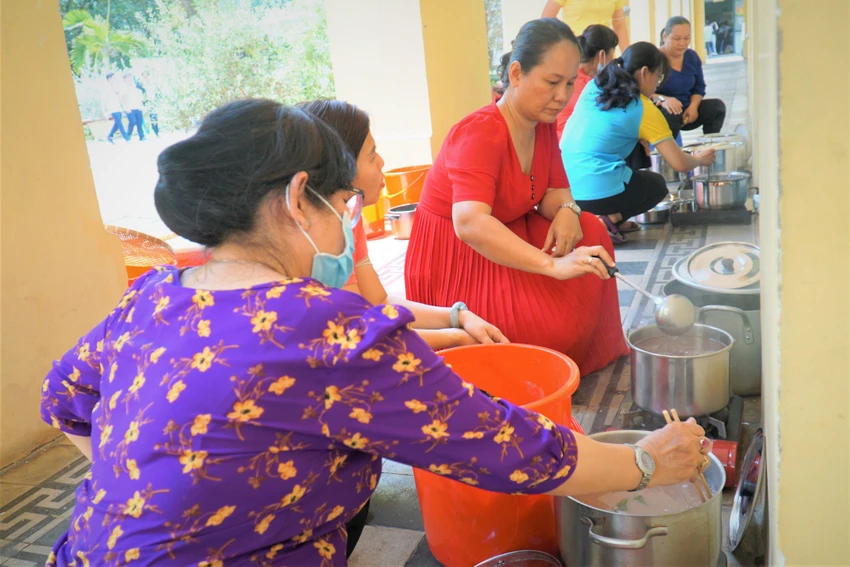 Có 400 suất chè đậu đỏ được gửi tặng các em học sinh trong ngày lễ tri ân trưởng thành. Ảnh: BẢO PHƯƠNG. Có 400 suất chè đậu đỏ được gửi tặng các em học sinh trong ngày lễ tri ân trưởng thành. Ảnh: BẢO PHƯƠNG.