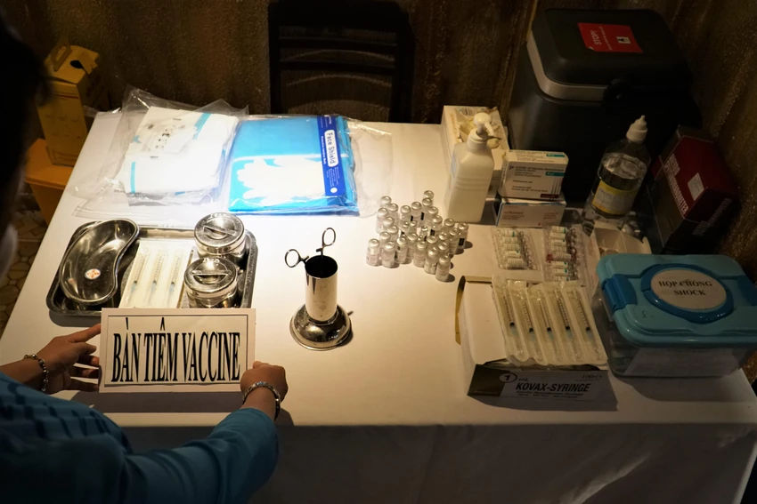 ….cùng các hoạt động như xét nghiệm, tiêm vaccine. ….cùng các hoạt động như xét nghiệm, tiêm vaccine.