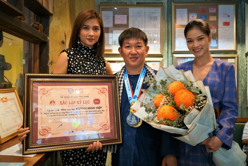 Được biết, ông Huỳnh Minh Hiệp đã được Tổ chức kỷ lục Việt Nam xác lập kỷ lục là người sở hữu nhiều giấy tờ, hiện vật liên quan đến dịch COVID-19 nhất Việt Nam. Được biết, ông Huỳnh Minh Hiệp đã được Tổ chức kỷ lục Việt Nam xác lập kỷ lục là người sở hữu nhiều giấy tờ, hiện vật liên quan đến dịch COVID-19 nhất Việt Nam.