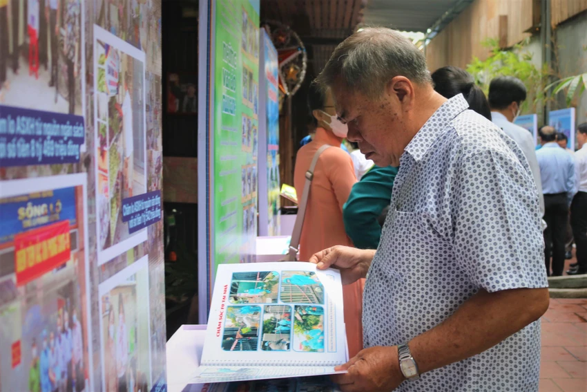 Ông Nguyễn Văn Triệu (64 tuổi, Cựu chiến Binh quận Phú Nhuận) xúc động chia sẻ: “Cơn đại dịch vừa qua đã gây quá nhiều tổn thất về con người, đất nước của chúng ta. Ở độ tuổi đã quá một đời người, khi tận mắt nhìn lại những hiện vật của thời khắc thời đau thương ấy, tận đáy lòng tôi thật sự mong rằng cuộc sống của người dân sẽ sớm trở lại bình thường, những nỗi đau rồi sẽ nguôi ngoai, người ra đi sẽ thanh thản, người ở lại hãy sống thật bình an”. Ông Nguyễn Văn Triệu (64 tuổi, Cựu chiến Binh quận Phú Nhuận) xúc động chia sẻ: “Cơn đại dịch vừa qua đã gây quá nhiều tổn thất về con người, đất nước của chúng ta. Ở độ tuổi đã quá một đời người, khi tận mắt nhìn lại những hiện vật của thời khắc thời đau thương ấy, tận đáy lòng tôi thật sự mong rằng cuộc sống của người dân sẽ sớm trở lại bình thường, những nỗi đau rồi sẽ nguôi ngoai, người ra đi sẽ thanh thản, người ở lại hãy sống thật bình an”.