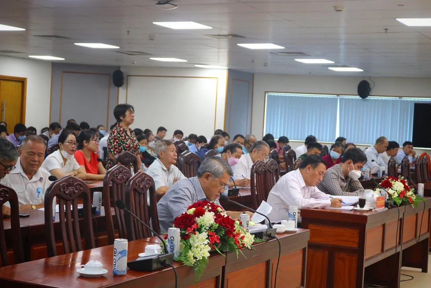 Cử tri nêu ý kiến tại buổi tiếp xúc. Ảnh: TÚ NGÂN