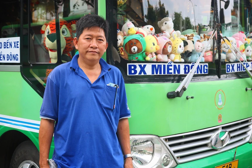 Chuyến xe này từ lâu đã trở thành chiếc xe buýt dễ thương nhất của người dân Sài Gòn, khiến hành khách như được trở về tuổi thơ. Ảnh: TÚ NGÂN Chuyến xe này từ lâu đã trở thành chiếc xe buýt dễ thương nhất của người dân Sài Gòn, khiến hành khách như được trở về tuổi thơ. Ảnh: TÚ NGÂN