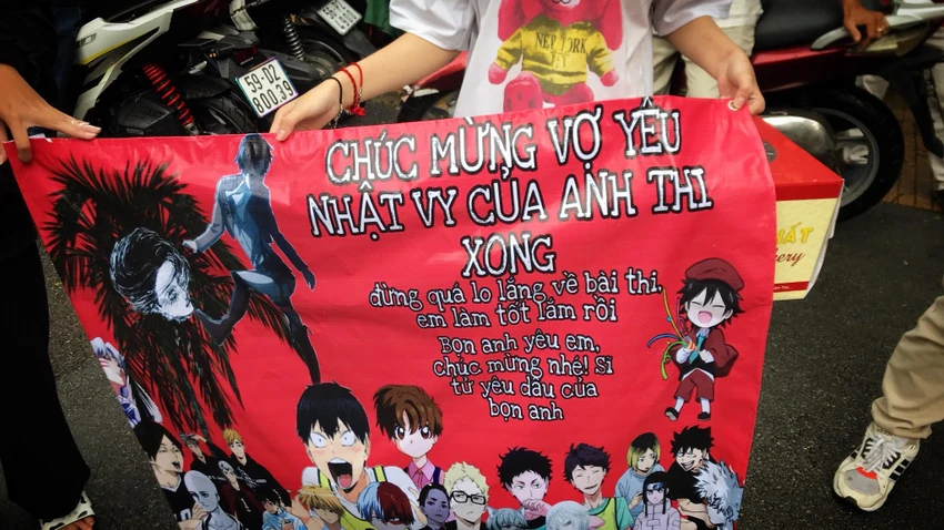 Dòng chữ khiến những ai đang có mặt bên ngoài điểm thi vô cùng thích thú. Ảnh: TÚ NGÂN. Dòng chữ khiến những ai đang có mặt bên ngoài điểm thi vô cùng thích thú. Ảnh: TÚ NGÂN.