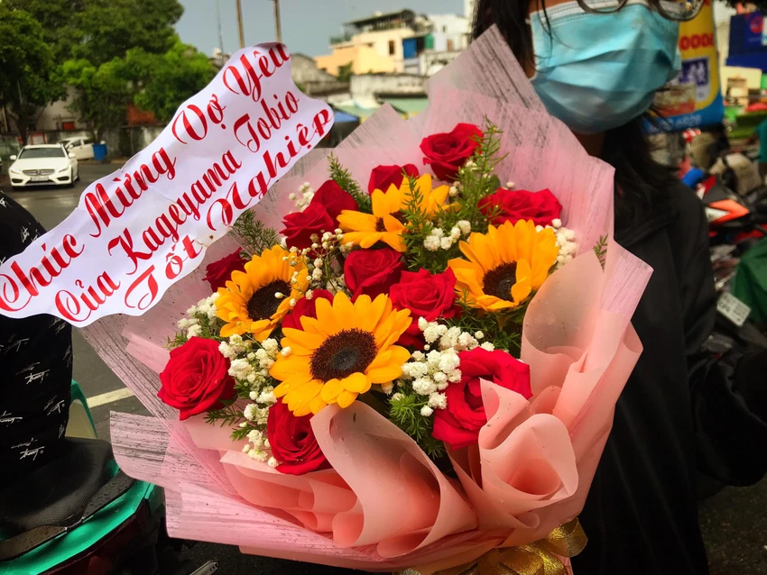 Những bông hoa tươi thắm được chuẩn bị sẵn thay cho lời chúc mừng gửi đến chị gái. Ảnh: TÚ NGÂN. Những bông hoa tươi thắm được chuẩn bị sẵn thay cho lời chúc mừng gửi đến chị gái. Ảnh: TÚ NGÂN.