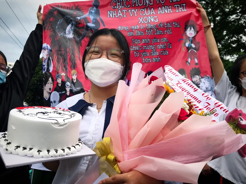 Em Nguyễn Cao Nhật Vy tỏ ra vô cùng bất ngờ và vui sướng khi được nhận món quà. Ảnh: TÚ NGÂN. Em Nguyễn Cao Nhật Vy tỏ ra vô cùng bất ngờ và vui sướng khi được nhận món quà. Ảnh: TÚ NGÂN.