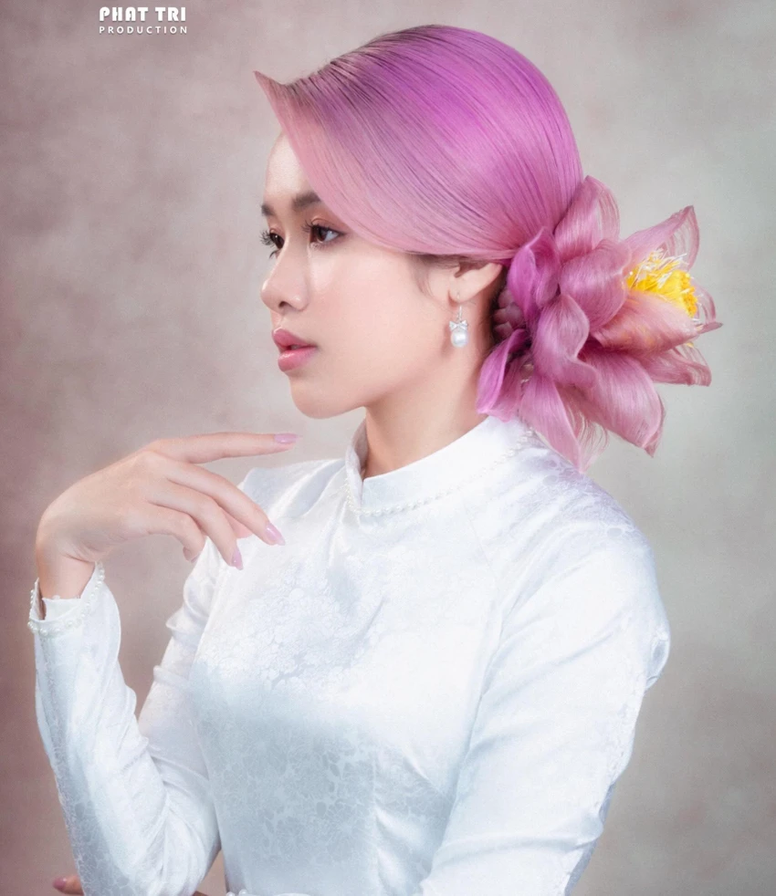 Mẫu tóc “hoa sen” thể hiện vẻ đẹp thanh cao của quốc hoa. Ảnh: NVCC Mẫu tóc “hoa sen” thể hiện vẻ đẹp thanh cao của quốc hoa. Ảnh: NVCC