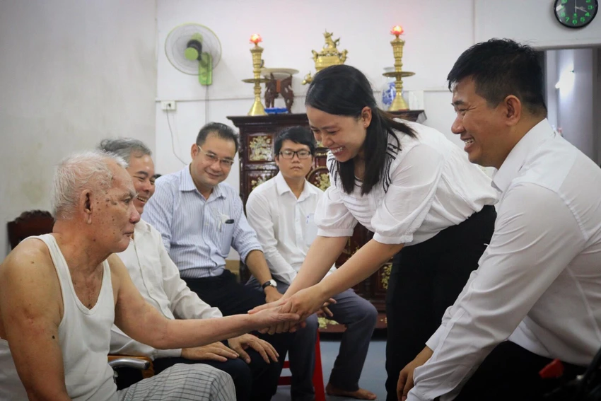 Đoàn lãnh đạo TPHCM gửi lời thăm hỏi, chúc sức khỏe đến các gia đình. Ảnh: TÚ NGÂN. Đoàn lãnh đạo TPHCM gửi lời thăm hỏi, chúc sức khỏe đến các gia đình. Ảnh: TÚ NGÂN.