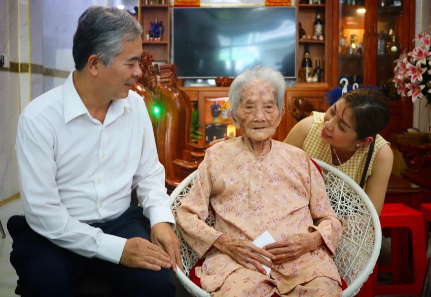 Ông Ngô Minh Châu, Phó Chủ tịch UBND TPHCM thăm hỏi mẹ Việt Nam anh hùng Trịnh Thị Dấu. Ảnh: TÚ NGÂN. Ông Ngô Minh Châu, Phó Chủ tịch UBND TPHCM thăm hỏi mẹ Việt Nam anh hùng Trịnh Thị Dấu. Ảnh: TÚ NGÂN.