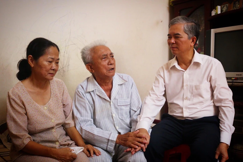 Cụ ông Trần Đức Thọ (ở giữa) không giấu được niềm xúc động khi nhận được sự quan tâm và chia sẻ của đoàn lãnh đạo. Ảnh: TÚ NGÂN Cụ ông Trần Đức Thọ (ở giữa) không giấu được niềm xúc động khi nhận được sự quan tâm và chia sẻ của đoàn lãnh đạo. Ảnh: TÚ NGÂN