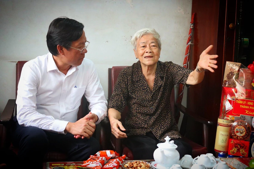 Bà Lê Thị Miên (83 tuổi, ngụ quận 5) xúc động khi nhận được sự quan tâm của các cấp lãnh đạo. Ảnh: TÚ NGÂN