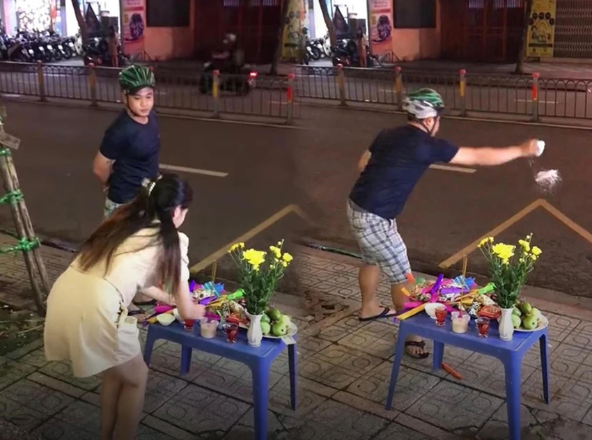 Thanh niên văn minh giật cô hồn không quên rải muối và gạo giúp gia chủ. Ảnh cắt từ clip Thanh niên văn minh giật cô hồn không quên rải muối và gạo giúp gia chủ. Ảnh cắt từ clip