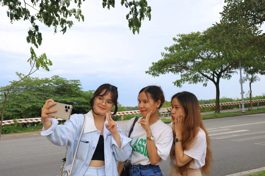 Các bạn trẻ thích thú check-in ở con đường “thơ mộng”. Ảnh VÕ THƠ Các bạn trẻ thích thú check-in ở con đường “thơ mộng”. Ảnh VÕ THƠ
