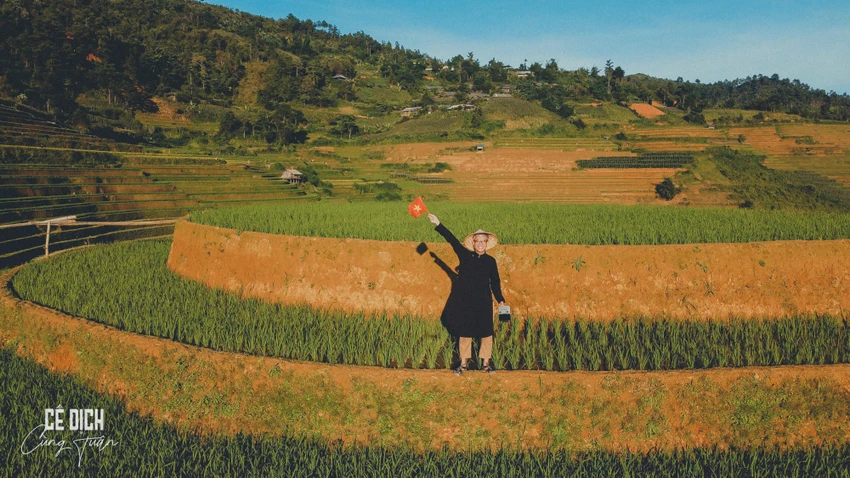 Chàng trai 9x hào hứng "check in" trên đồi Mâm Xôi, Mù Cang Chải, Yên Bái. Ảnh: NVCC