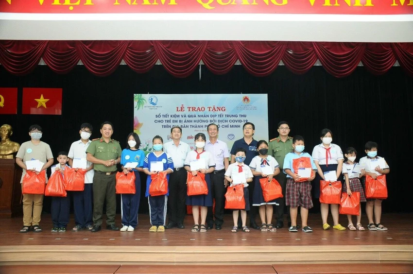 Hy vọng trong thời gian tới các nhà hảo tâm tiếp tục đồng hành cùng Sở LĐ-TBXH và TP để góp phần chung tay xoa dịu nỗi đau thương, mất mát của trẻ em trên địa bàn TP. Hy vọng trong thời gian tới các nhà hảo tâm tiếp tục đồng hành cùng Sở LĐ-TBXH và TP để góp phần chung tay xoa dịu nỗi đau thương, mất mát của trẻ em trên địa bàn TP.