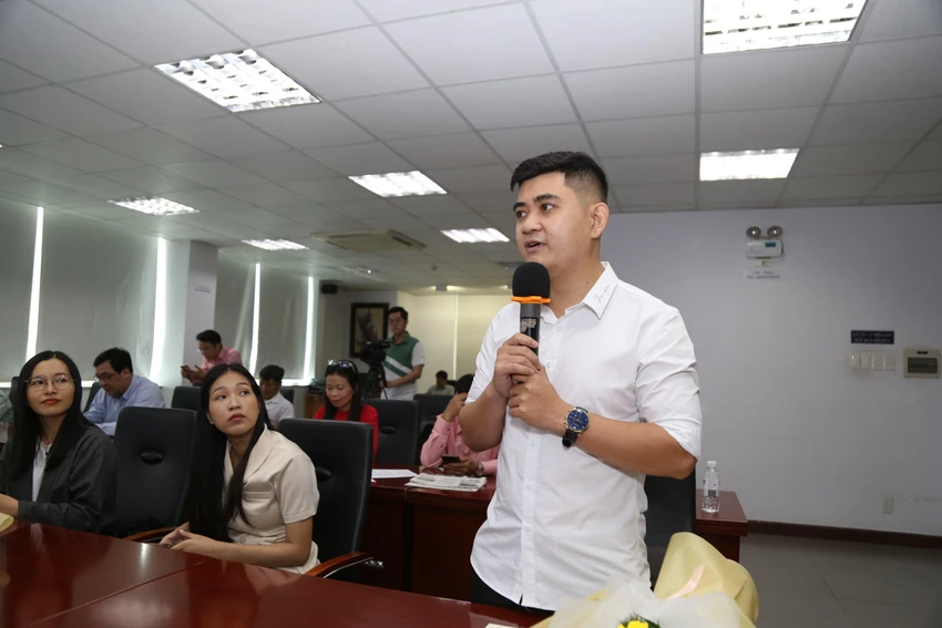 Anh Huỳnh Đỗ Mừng chia sẻ cảm nghĩ tại buổi lễ trao giải. Ảnh: HOÀNG GIANG Anh Huỳnh Đỗ Mừng chia sẻ cảm nghĩ tại buổi lễ trao giải. Ảnh: HOÀNG GIANG
