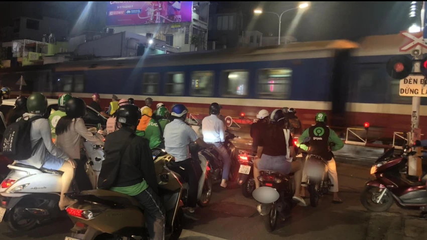 Người dân chấp hành tín hiệu đường sắt trên đường Hoàng Văn Thụ, TP.HCM. Ảnh: DƯƠNG HOÀNG Người dân chấp hành tín hiệu đường sắt trên đường Hoàng Văn Thụ, TP.HCM. Ảnh: DƯƠNG HOÀNG