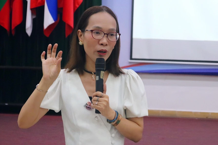 Bà Nguyễn Thị Thu Huyền, Tiến sĩ Giáo dục học, Hiệu trưởng trường Song ngữ Quốc tế Canada chia sẻ cùng các bậc phụ huynh. Ảnh: T.N