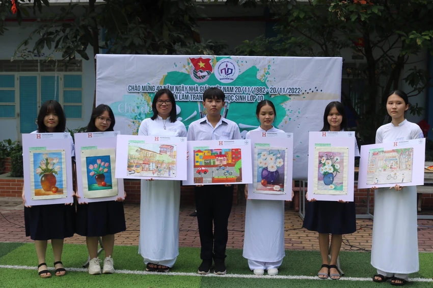 Các em học sinh xuất sắc đoạt giải triển lãm tranh "Sắc màu". Ảnh: T.N