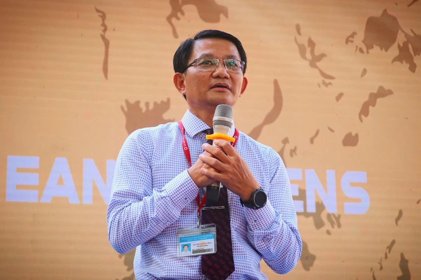 Thầy Nguyễn Văn Gia Thụy, Phó hiệu trưởng nhà trường chia sẻ tại buổi báo cáo. Thầy Nguyễn Văn Gia Thụy, Phó hiệu trưởng nhà trường chia sẻ tại buổi báo cáo.