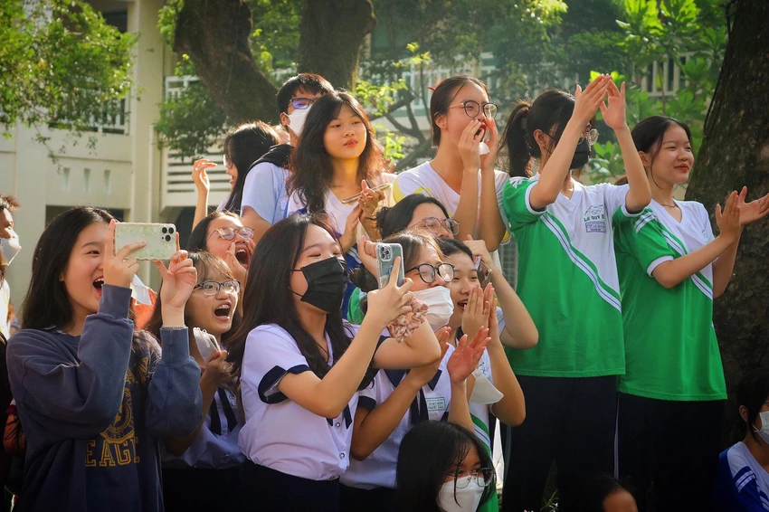 Các em học sinh tỏ ra thích thú reo hò với các tiết mục đặc sắc. Các em học sinh tỏ ra thích thú reo hò với các tiết mục đặc sắc.