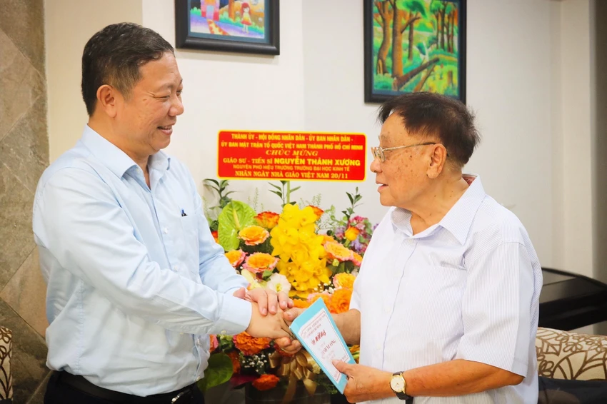 Giáo sư Nguyễn Thành Xương gửi lời cảm ơn về sự quan tâm của lãnh đạo TP và đoàn đến thăm. Ảnh: TÚ NGÂN Giáo sư Nguyễn Thành Xương gửi lời cảm ơn về sự quan tâm của lãnh đạo TP và đoàn đến thăm. Ảnh: TÚ NGÂN