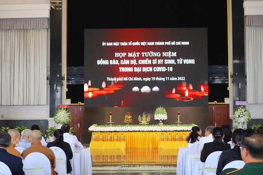 Không khí trang nghiêm tại buổi họp mặt tưởng niệm đồng bào, cán bộ chiến sĩ hy sinh, tử vong trong đại dịch COVID-19. Ảnh: TÚ NGÂN Không khí trang nghiêm tại buổi họp mặt tưởng niệm đồng bào, cán bộ chiến sĩ hy sinh, tử vong trong đại dịch COVID-19. Ảnh: TÚ NGÂN