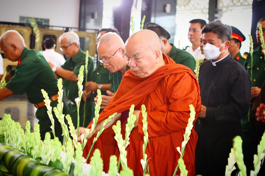 Đại diện các tổ chức tôn giáo dâng hoa tại khu vực tưởng niệm. Ảnh: TÚ NGÂN Đại diện các tổ chức tôn giáo dâng hoa tại khu vực tưởng niệm. Ảnh: TÚ NGÂN