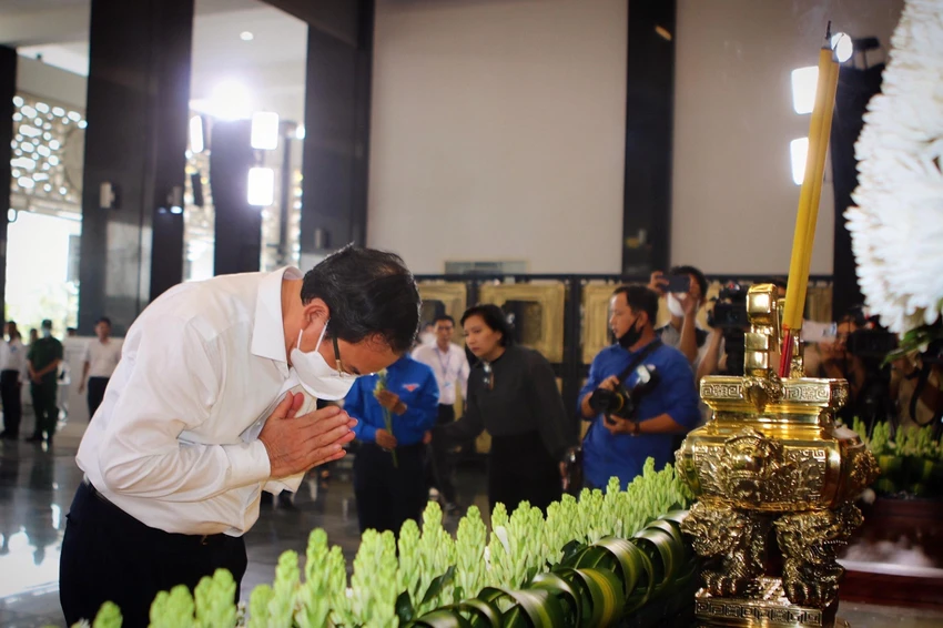 Ông Nguyễn Văn Nên, Bí thư Thành ủy TP.HCM dâng hương tưởng niệm đồng bào đã mất vì dịch bệnh COVID-19. Ảnh: TÚ NGÂN Ông Nguyễn Văn Nên, Bí thư Thành ủy TP.HCM dâng hương tưởng niệm đồng bào đã mất vì dịch bệnh COVID-19. Ảnh: TÚ NGÂN