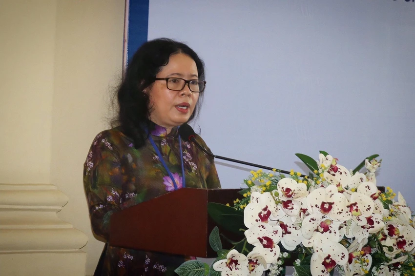 Bà Phạm Dương Mỹ Thu Huyền, Giám đốc Bảo tàng TP.HCM phát biểu tại triển lãm. Ảnh: TÚ NGÂN