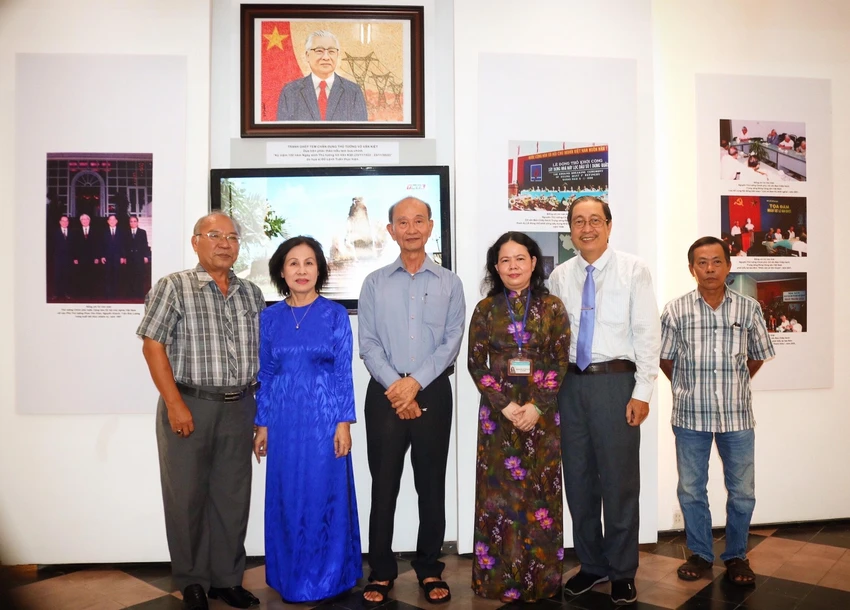 Đại biểu chụp ảnh lưu niệm cùng bức tranh ghép tem phát hành nhân dịp kỷ niệm 100 năm ngày sinh cố Thủ tướng Võ Văn Kiệt. Ảnh: TÚ NGÂN