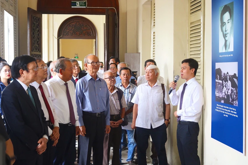 Các đại biểu tham quan triển lãm ảnh. Ảnh: TÚ NGÂN