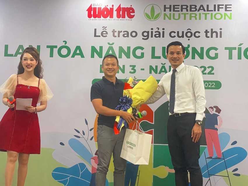 Ông Nguyễn Nam Nhân, Phó Giám đốc Sở Văn hoá và Thể Thao TP HCM, trao giải nhất cho tác giả Vinh Nguyễn. Ảnh: TÚ NGÂN Ông Nguyễn Nam Nhân, Phó Giám đốc Sở Văn hoá và Thể Thao TP HCM, trao giải nhất cho tác giả Vinh Nguyễn. Ảnh: TÚ NGÂN